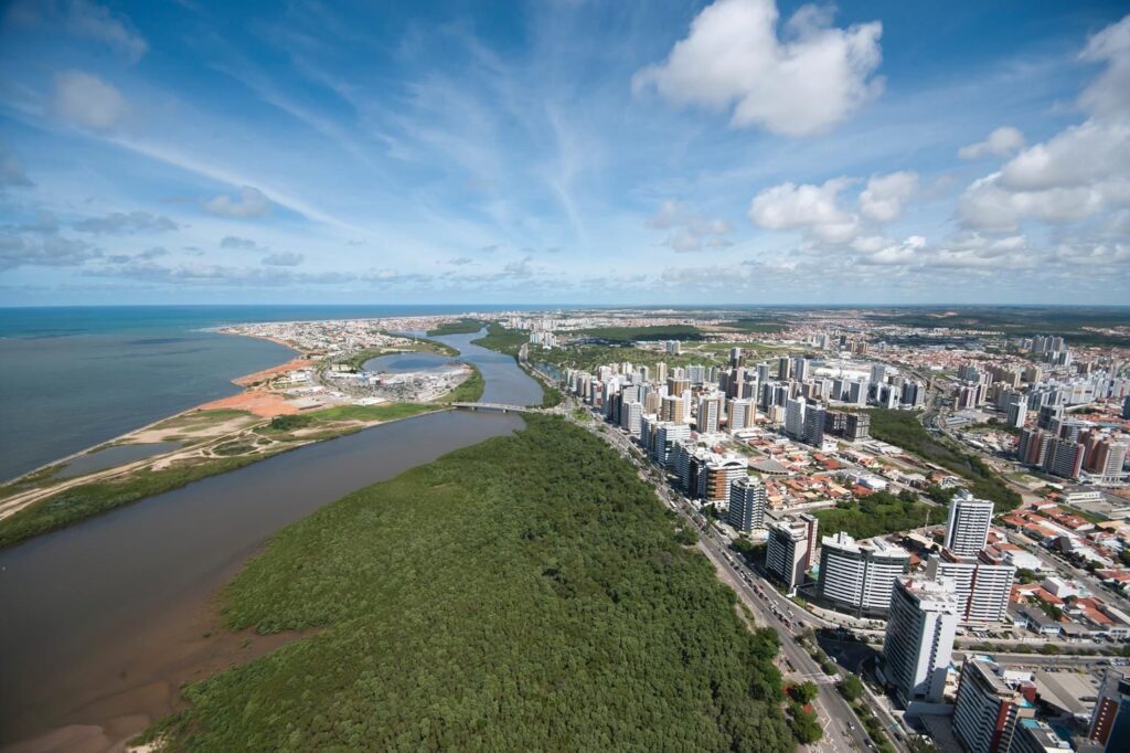 Espuma branca é encontrada no Rio Poxim em Aracaju, Sergipe